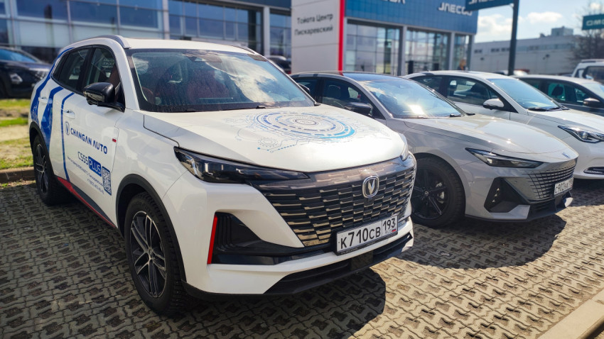 Автомобиль Changan CS55 Plus у автосалона Ключавто