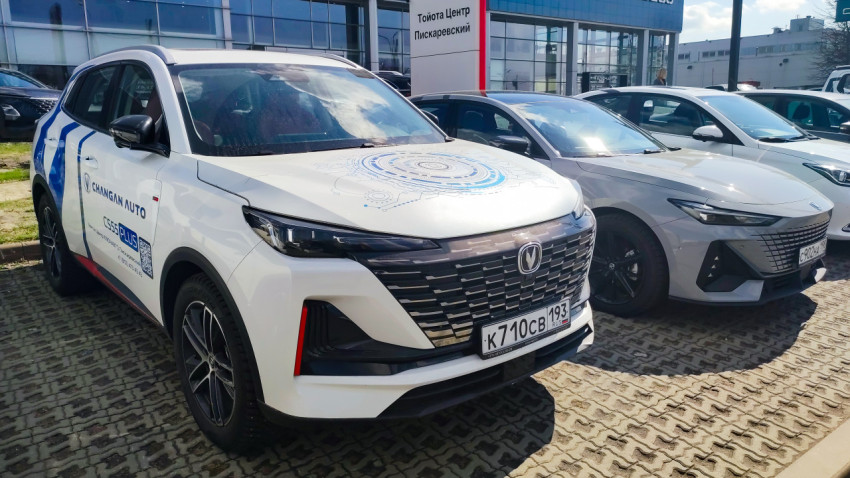 Автомобили Changan CS55 Plus и UNI-V на площадке автосалона