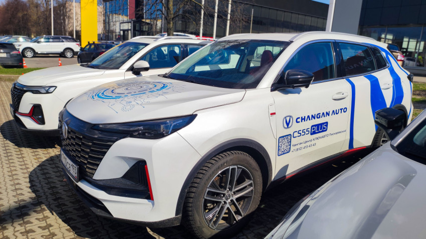Кроссоверы Changan CS55 Plus на выставочной площадке автосалона