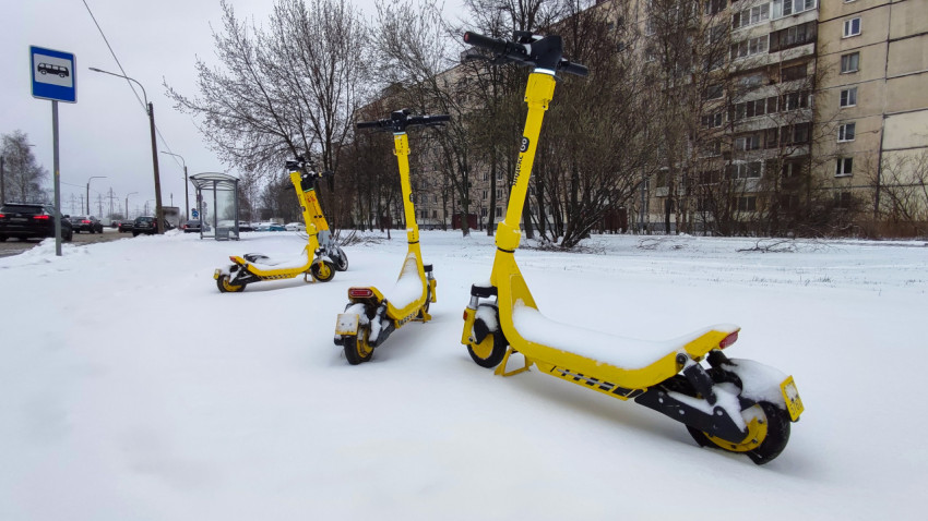Заснеженные электросамокаты «Яндекс Go» у остановки общественного транспорта