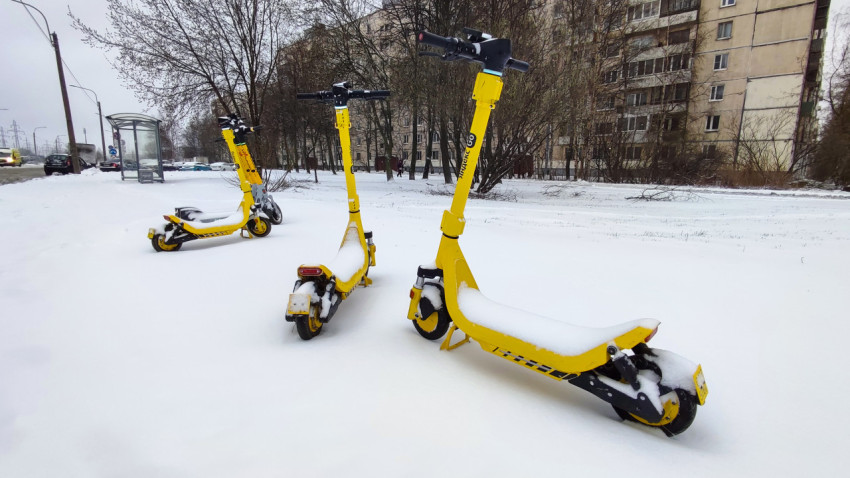 Электросамокаты «Яндекс Go» на снегу в спальном районе города