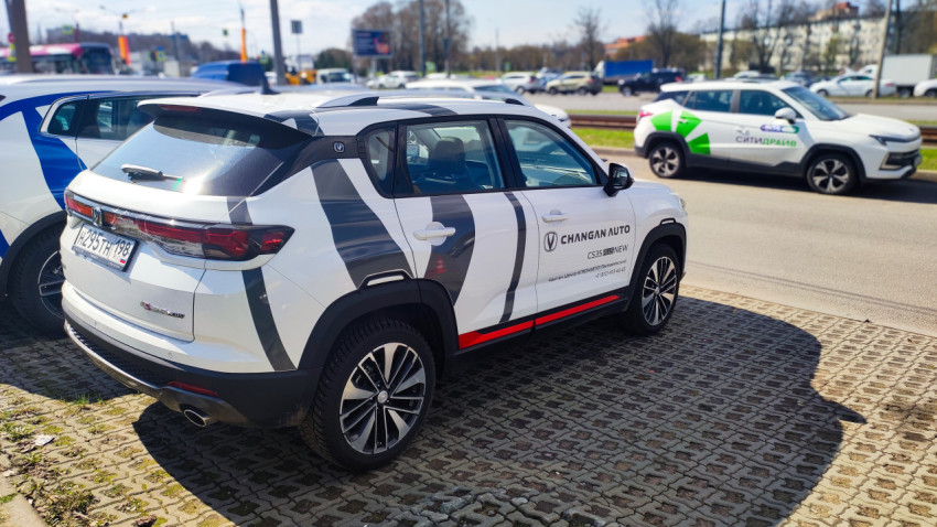 Белый кроссовер Changan CS35 Plus New на парковке перед дорогой