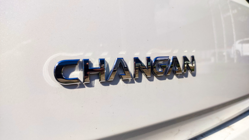 Хромированный логотип CHANGAN на кузове автомобиля