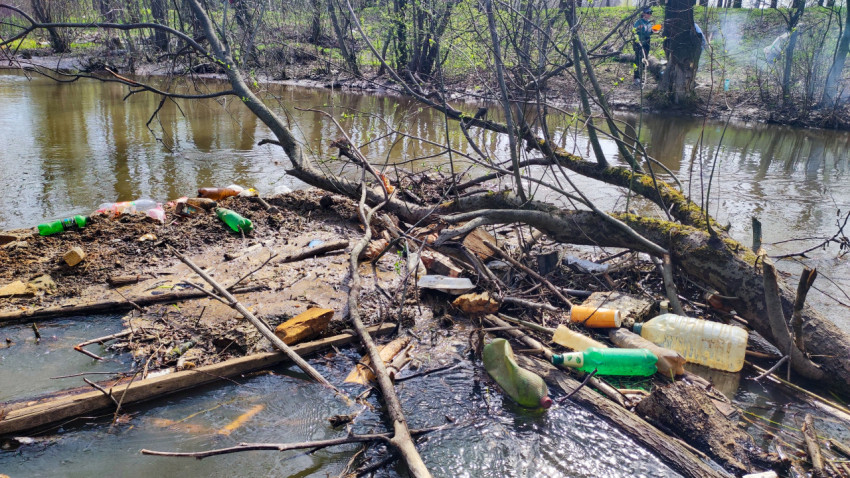 Мусор и пластиковые отходы на берегу реки