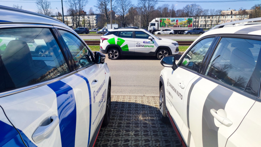 Два кроссовера Changan и автомобиль Ситидрайв на проезжей части