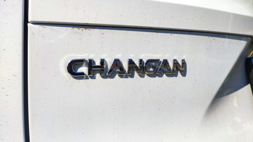 Логотип CHANGAN на кузове автомобиля крупным планом