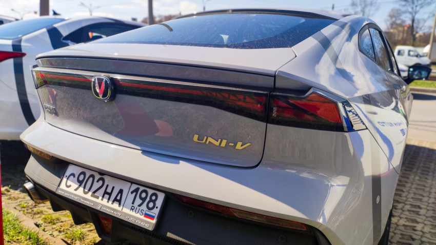 Задняя часть автомобиля Changan UNI-V с логотипом и номерным знаком
