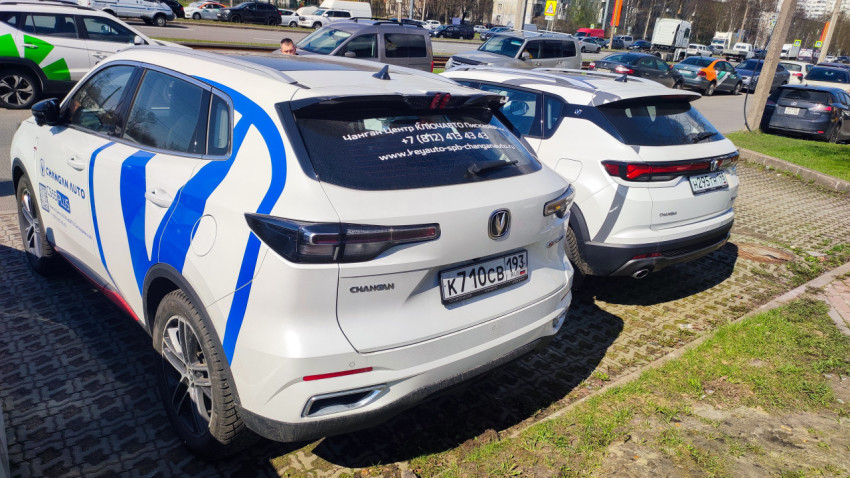 Автомобили Changan CS35 Plus и CS55 Plus на стоянке у дороги