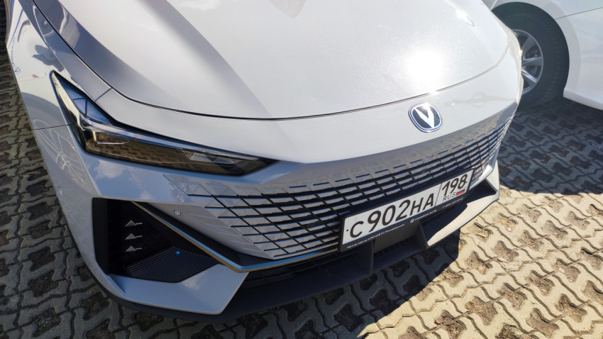 Передняя часть Changan UNI-V крупным планом