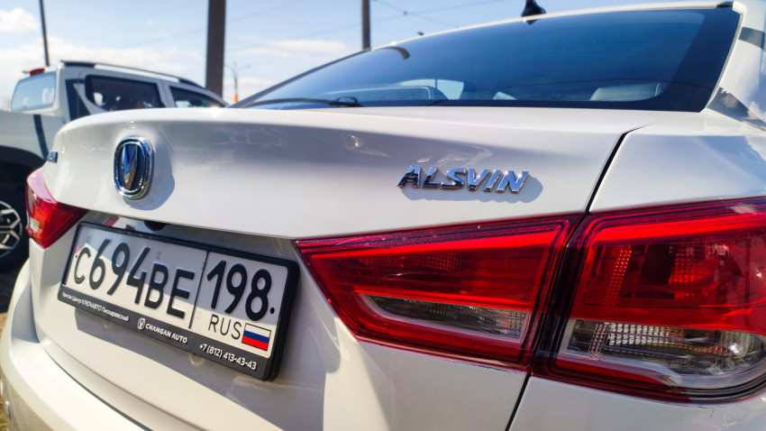 Задняя часть Changan Alsvin с номерным знаком