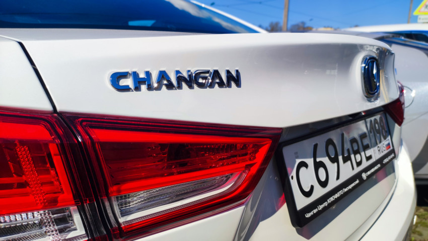 Логотип и задние фонари автомобиля Changan Alsvin
