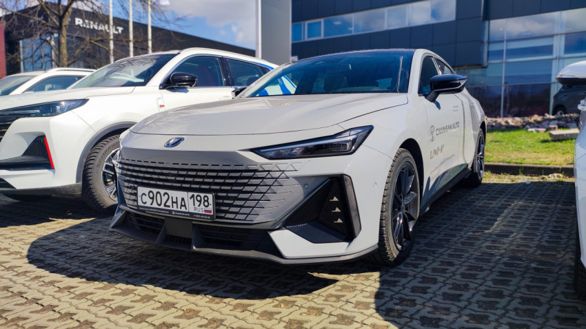 Changan UNI-V на стоянке у автосалона