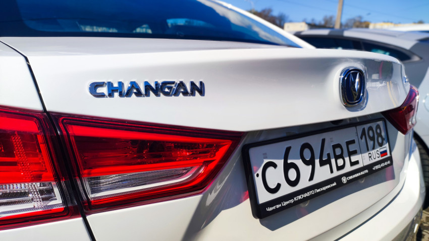 Эмблема Changan на крышке багажника автомобиля