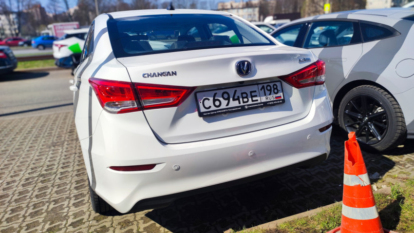 Задняя часть Changan Alsvin на парковке у автосалона