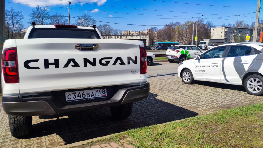 Пикап Changan 4x4 и седан Changan Alsvin у автосалона