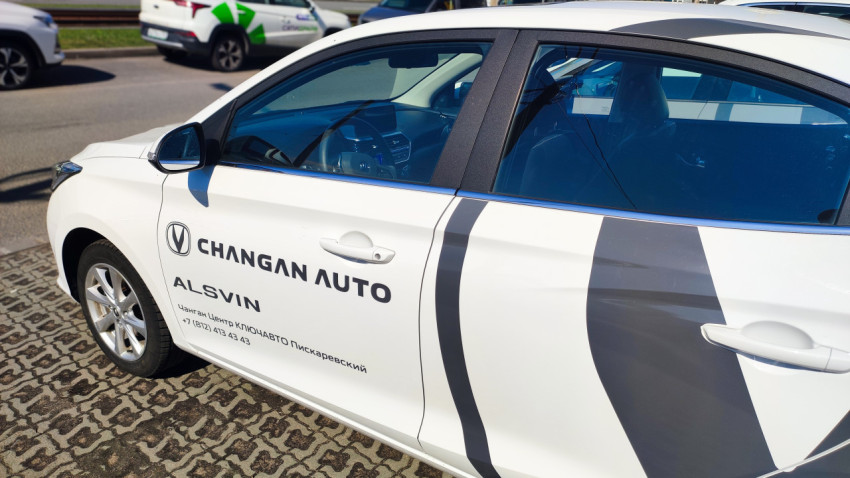 Боковая часть автомобиля Changan Alsvin с логотипом автосалона