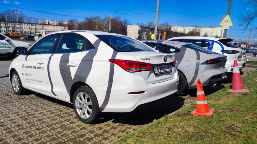 Седан Changan Alsvin на улице у автосалона