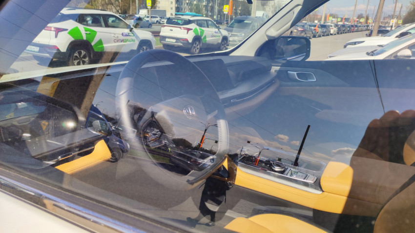 Интерьер автомобиля Changan через боковое стекло