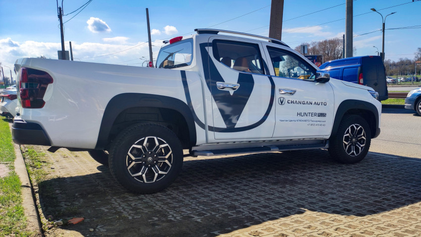 Пикап Changan Hunter Plus на парковке у автосалона