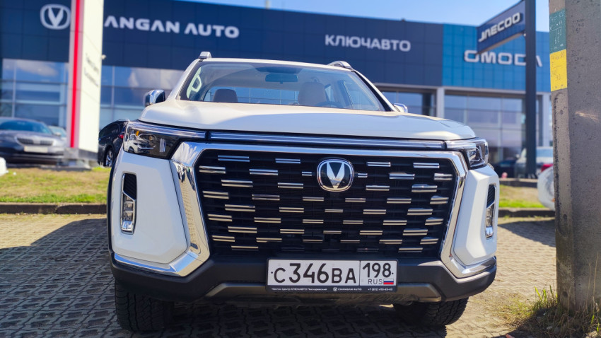 Передняя часть пикапа Changan Hunter Plus у автосалона