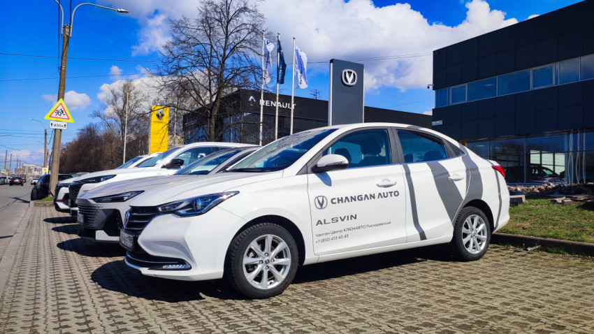Автомобили Changan Alsvin у автосалона в Санкт-Петербурге