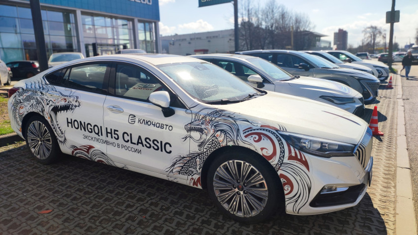 Автомобиль Hongqi H5 Classic с художественной оклейкой кузова