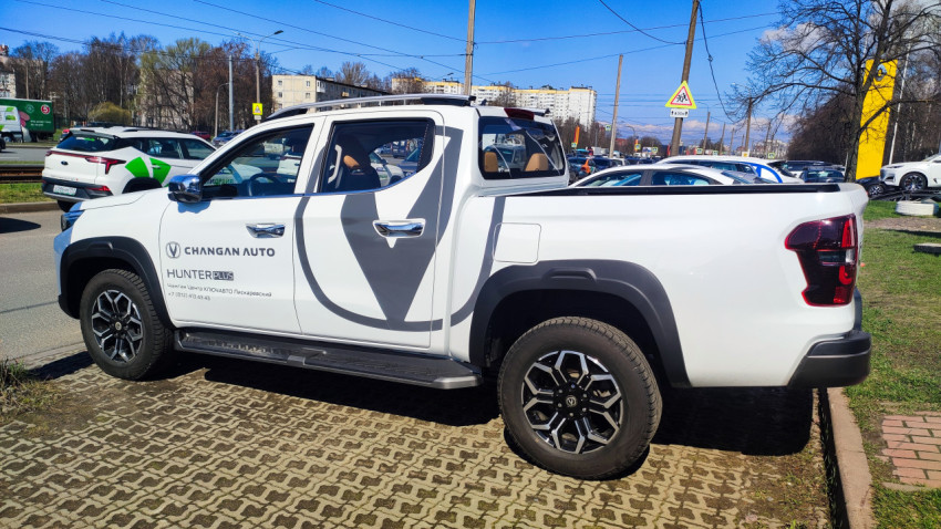 Боковой вид пикапа Changan Hunter Plus на городской улице