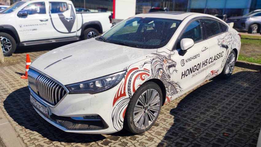 Автомобиль Hongqi H5 Classic на парковке автосалона