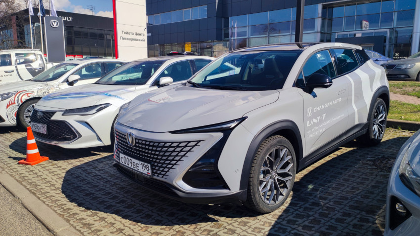 Кроссовер Changan UNI-T перед автосалоном Toyota Центр Пискаревский