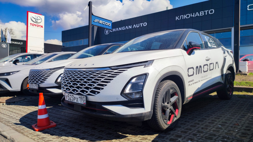 Автомобиль OMODA на демонстрационной площадке у автосалона Ключавто