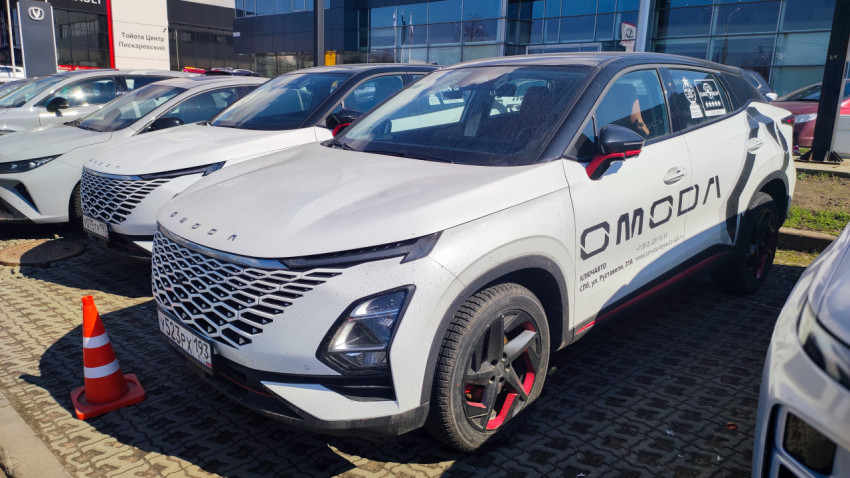 Кроссовер OMODA на стоянке у автосалона Ключавто