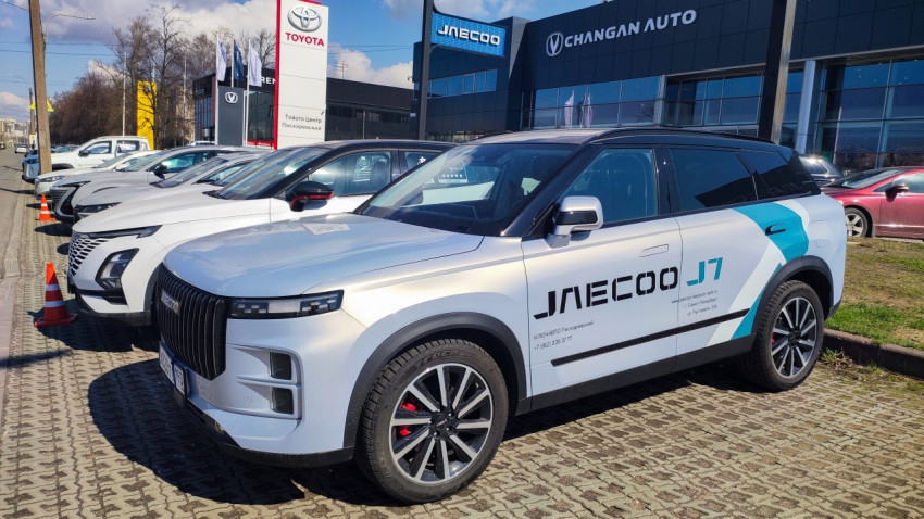 Внедорожник Jaecoo J7 у автосалона с вывесками Toyota и Changan Auto