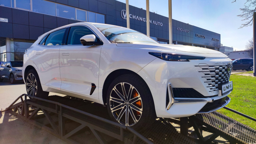 Автомобиль Changan на выставочной рампе перед автосалоном