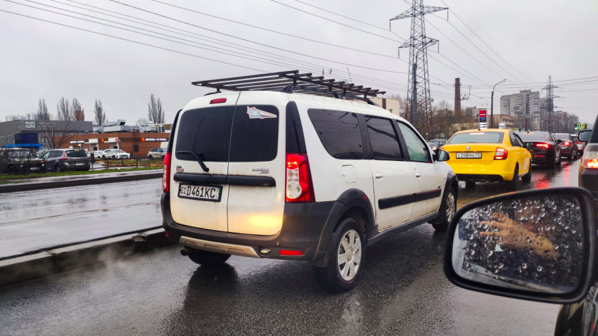 Lada Largus Cross в городском трафике под дождём
