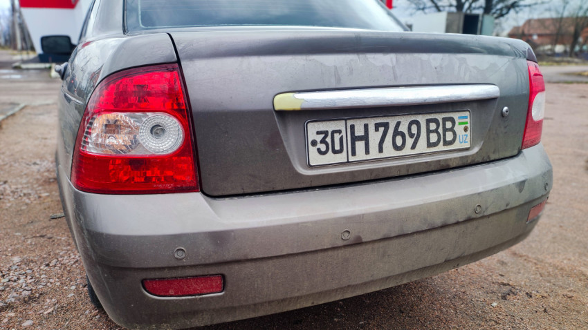 Задняя часть автомобиля с узбекским регистрационным номером