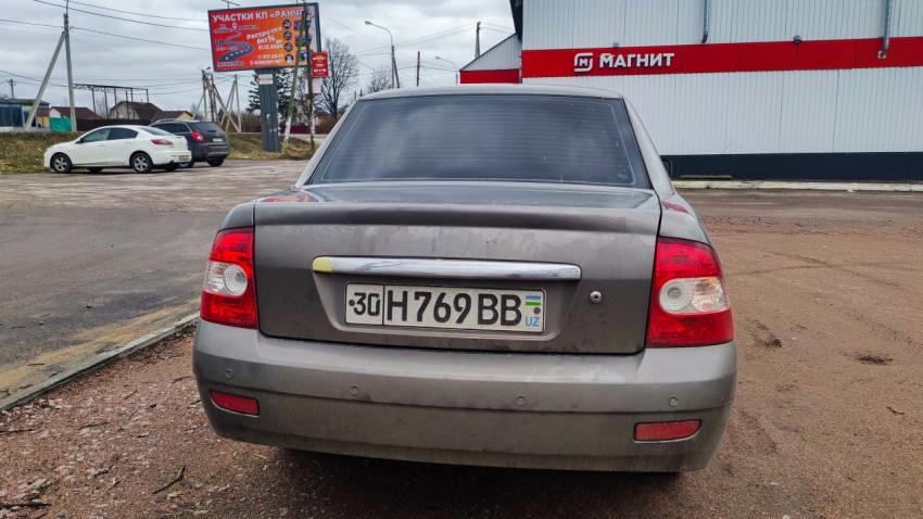 Автомобиль с узбекским номером на парковке у торгового здания