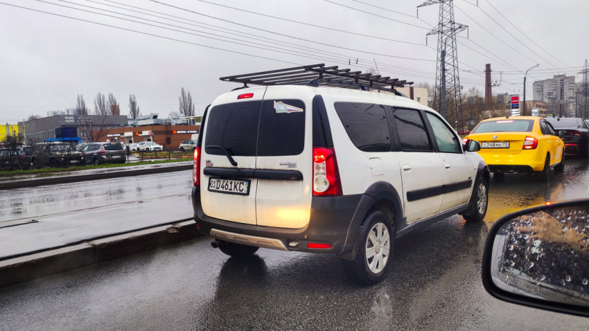 Lada Largus Cross в дорожном заторе на мокрой улице