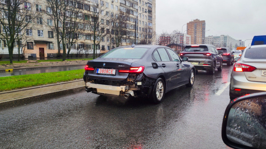 Повреждённый BMW 3 Series в потоке городского движения