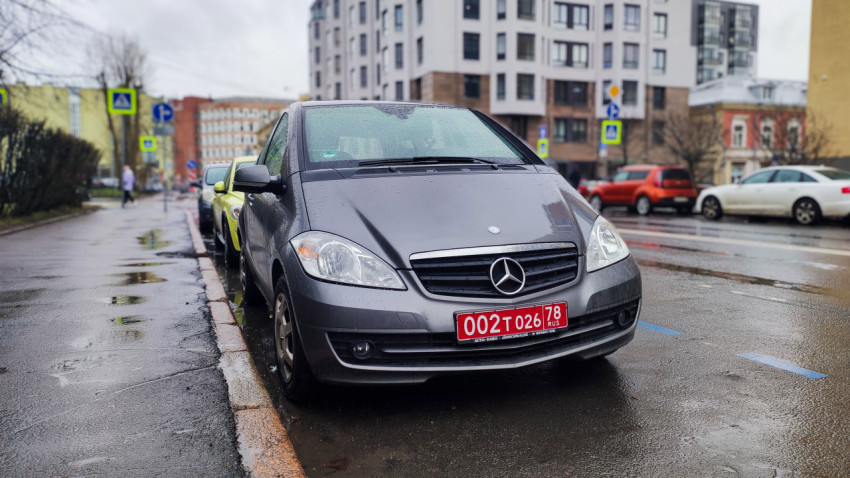 Автомобиль с дипломатическими номерами на парковке у жилого квартала