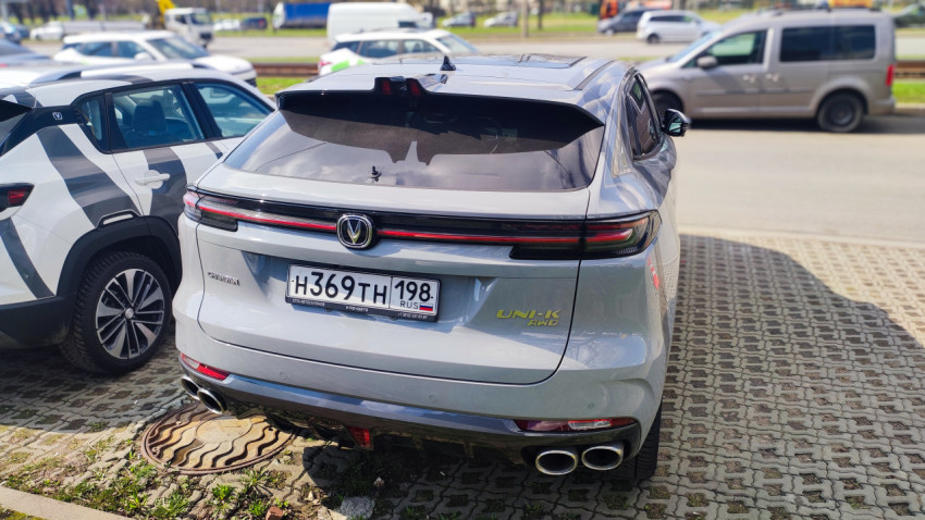 Changan UNI-K AWD на парковке у автосалона