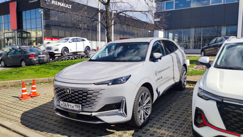 Кроссовер Changan UNI-K на парковке перед автосалоном