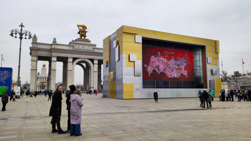 Главный вход ВДНХ и медиафасад на площади перед павильонами