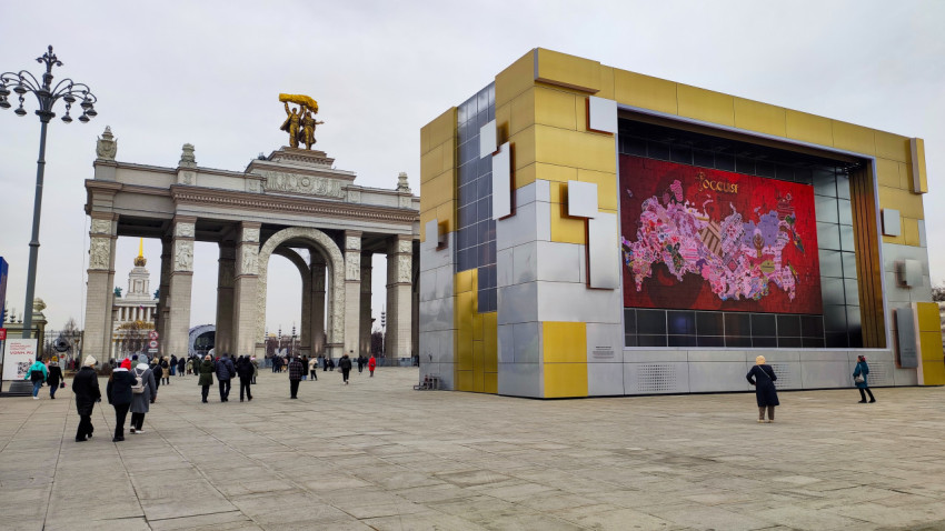 Арка главного входа ВДНХ и современный медиафасад на площади