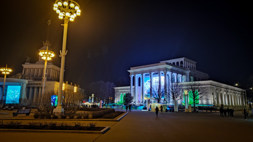 Ночной вид на павильоны ВДНХ с подсветкой и декоративными светильниками