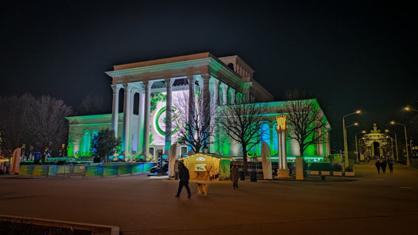 Павильон «Сбер» на ВДНХ с зелёной подсветкой в вечернее время