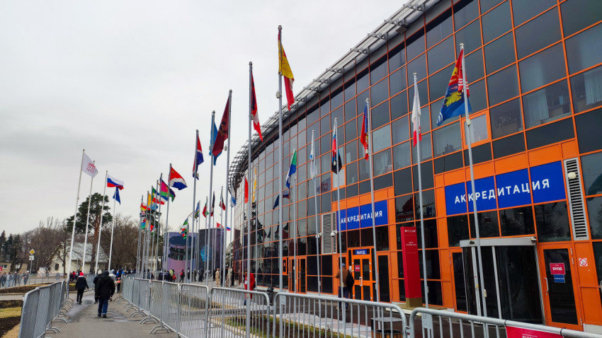 Входная зона павильона №75 ВДНХ с флагами и аккредитацией