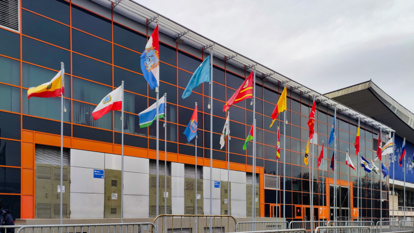 Павильон №75 ВДНХ с флагами регионов на выставке «Россия»