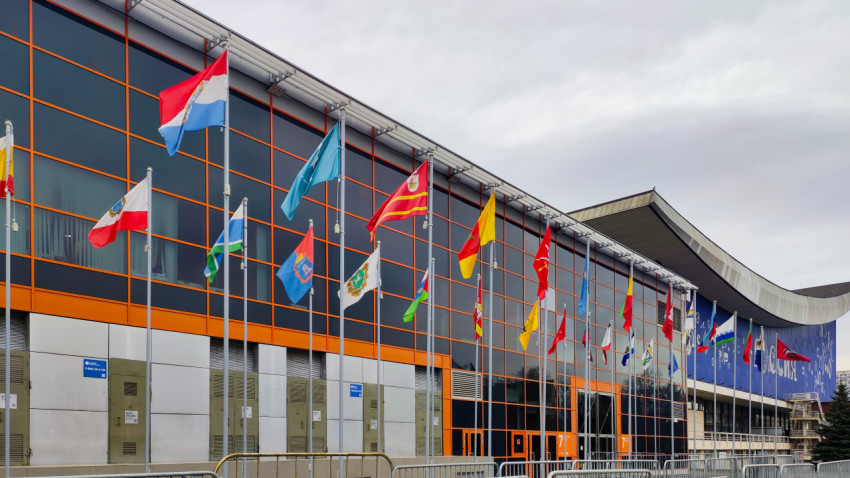 Флаги регионов у павильона №75 ВДНХ на выставке «Россия»