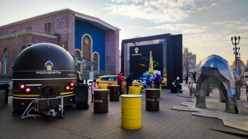 Уличная зона павильона «Роснефть» на ВДНХ с фудтраком и декоративными элементами