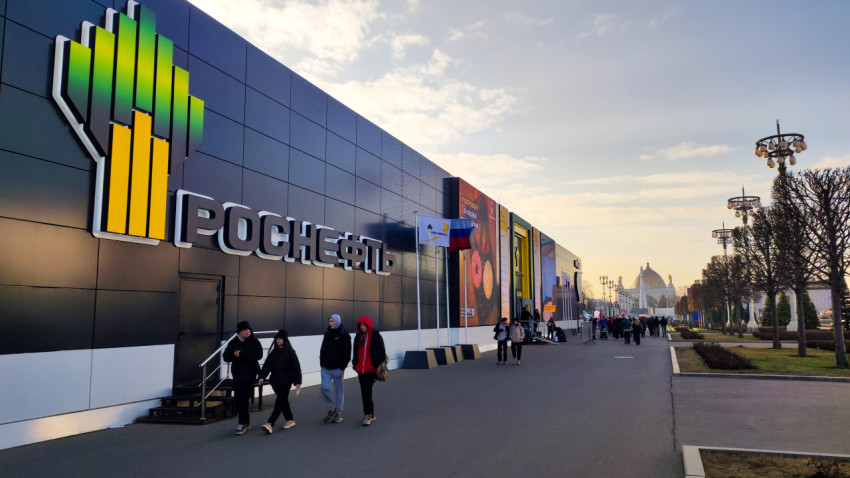 Фасад павильона «Роснефть» на выставке-форуме «Россия» на ВДНХ